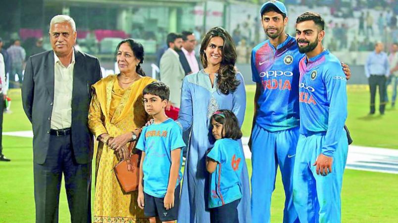 आखिर क्यों मैच जीतने के बाद विराट नेहरा के माता-पिता का आशीर्वाद लेने पहुंचे?