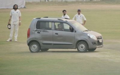 रणजी मैच में अंजान शख्स बीच मैदान में पंहुचा कार लेकर, सब रह गए हैरान