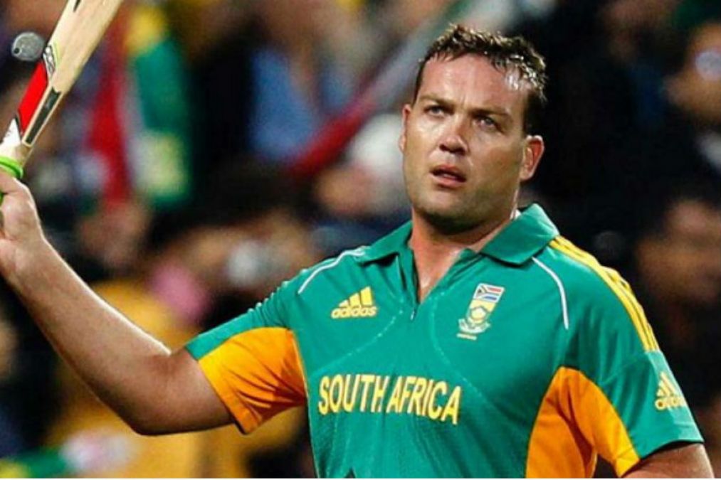 Jacques Kallis seen in half beard-mustache, stated this reason on social media
