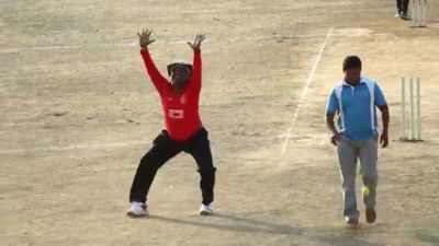 VIDEO : बीच मैच में अंपायर ने लगाए जमकर ठुमके
