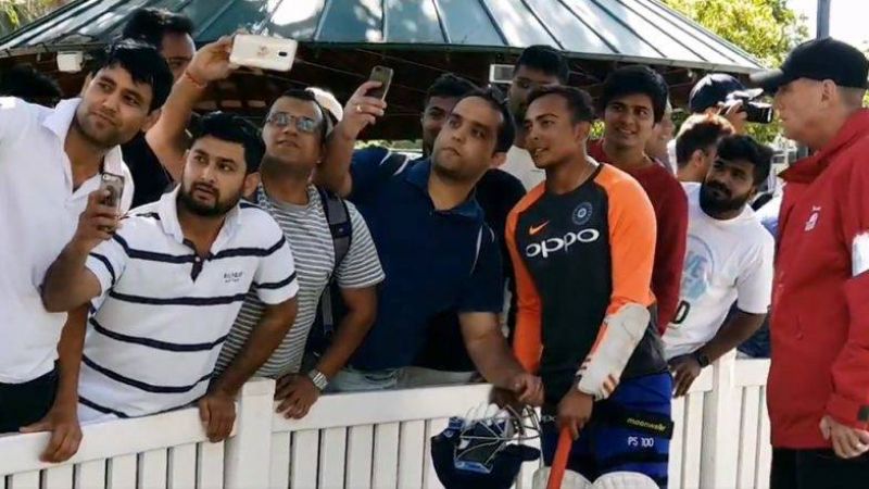 भारत के युवा क्रिकेटर पृथ्वी शॉ के साथ दर्शकों ने ली सेल्फी, ऑस्ट्रेलिया में लगी लंबी कतार