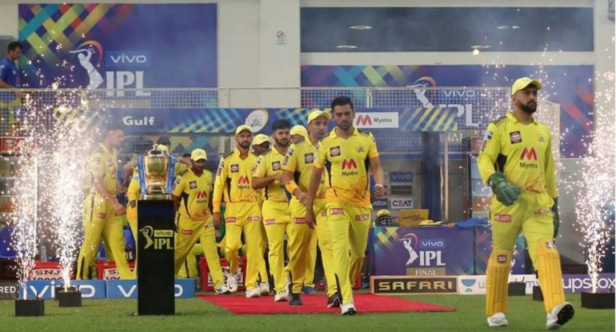 IPL 2021: जीतते ही धोनी ने लगा लिया साक्षी-जीवा को गले, रैना के परिवार संग खिंचवाई फोटो