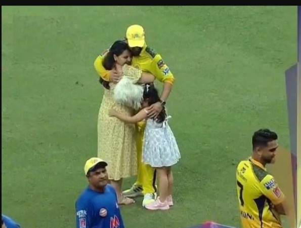 IPL 2021: Dhoni hugs Sakshi-Ziva as they won, taken photo with Raina's family
