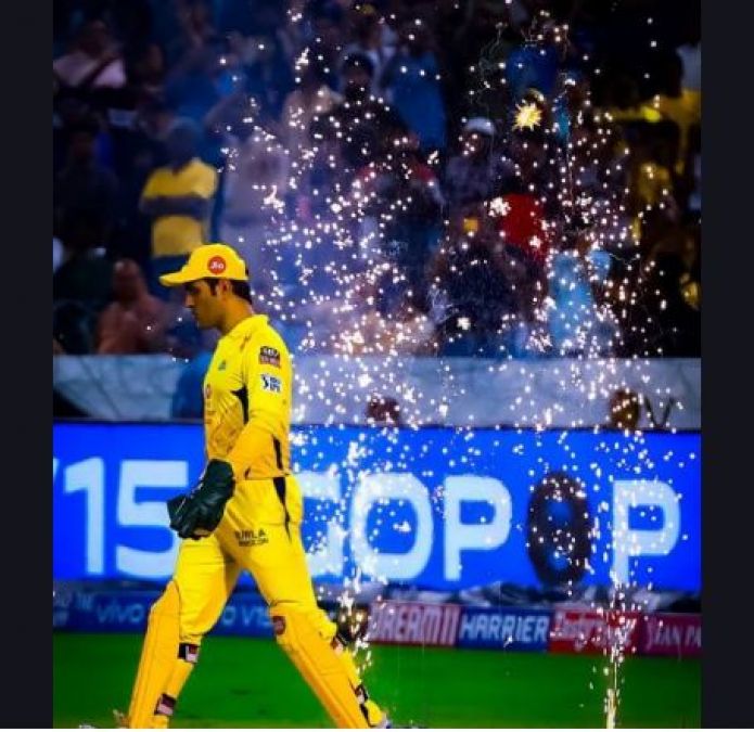 Dhoni's wife and daughter rejoice after Chennai win, users love watching video
