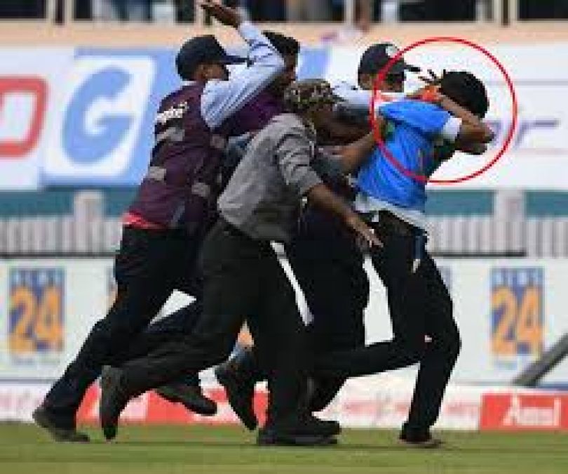 मैदान में घूसे क्रिकेट फैन को सुरक्षाकर्मियों ने पीटा, इस खिलाड़ी से आया था मिलने