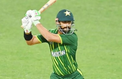 T20 वर्ल्ड कप से पहले पाकिस्तान के स्टार बल्लेबाज़ पहुंचा अस्पताल, सिर पर लगी गेंद