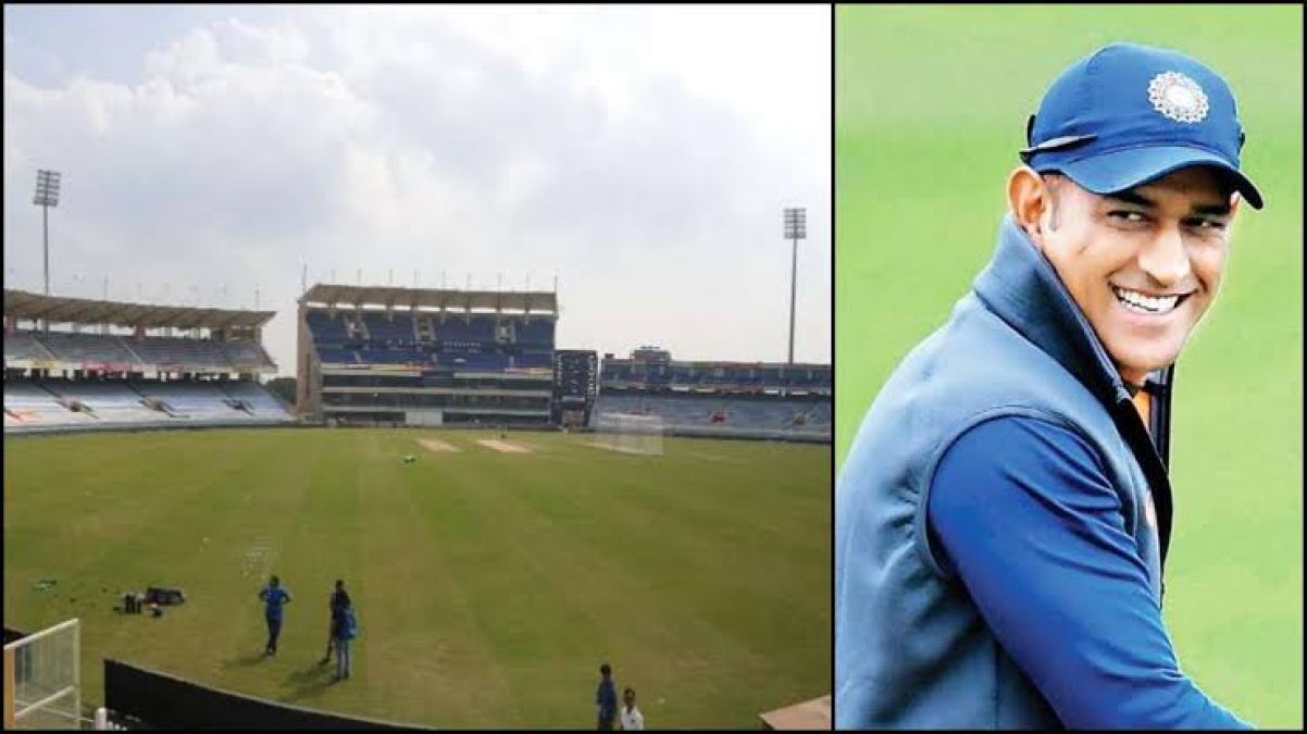 Dhoni did not reach to watch the test even in his home ground, questions raised