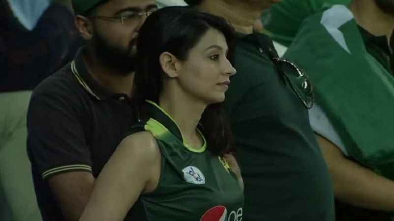 एशिया कप 2018: पाकिस्तानी फैन का हुस्न देख कर भारतीय प्रशंसकों ने हारा दिल