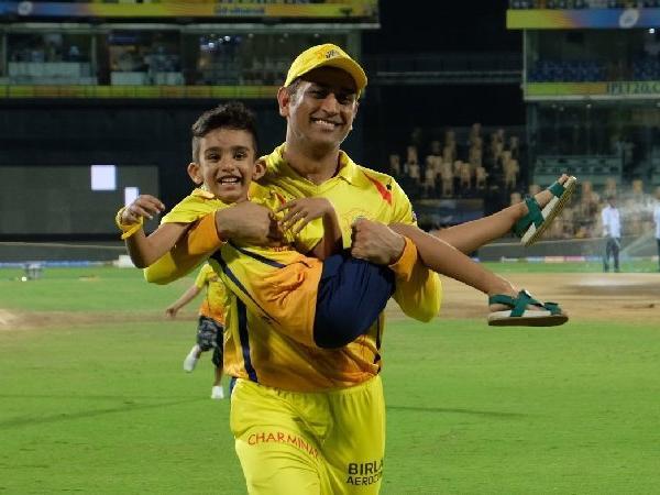MS Dhoni enjoys sprint session with Tahir junior and Watson junior, watch video