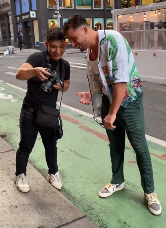 Cricket Star Goes Unrecognized in NYC by a photographer