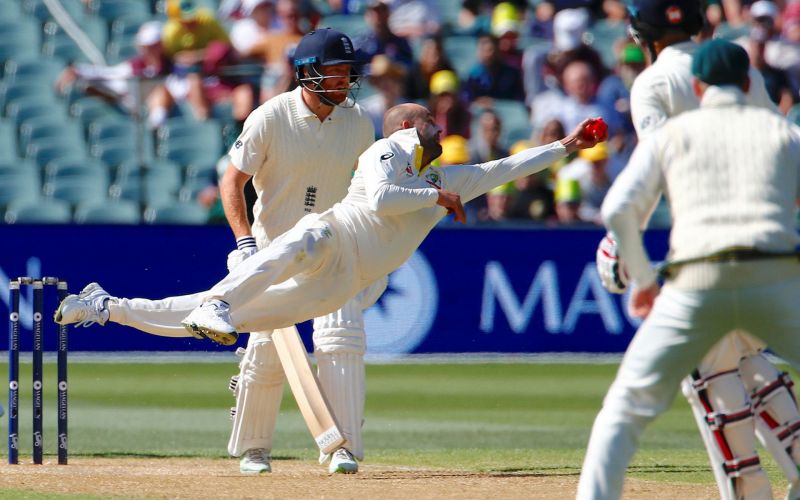 England collapse, Australia lead by 215 runs.