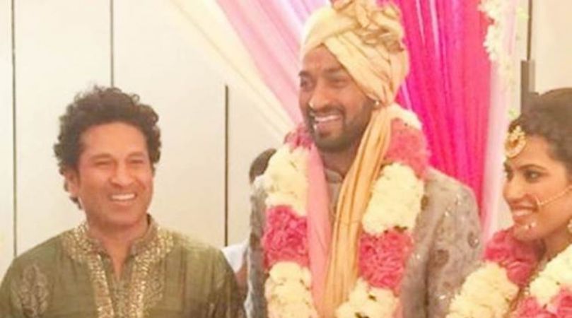 Take a look how Hardik Pandya welcome Master Blaster in his brother wedding
