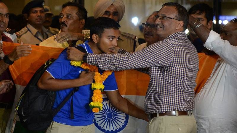 Indian under 19 champs arrives at the airport, take a look how nation welcome their heroes