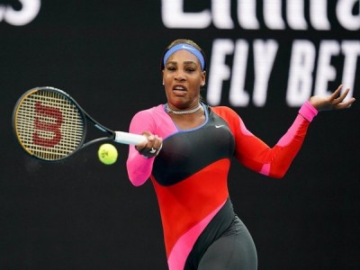 Australian Open: Serena Williams sails into semis