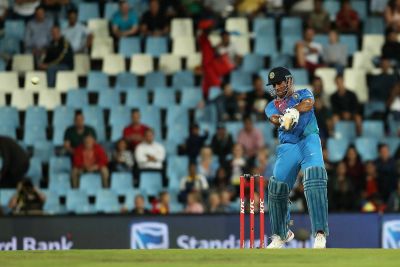 MS Dhoni slammed magnificent 50's and Twitter gone crazy