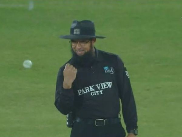 Umpire Aleem Dar celebrates as Karachi Kings lose review, watch video here