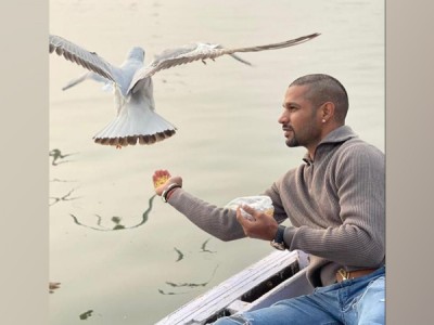 Dhawan feeds birds amid bird flu, Varanasi DM says action to be taken against boatman