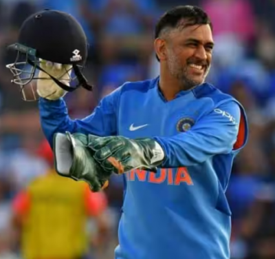 MS Dhoni's Humility Shines in Viral Video, Wins Hearts of Fans