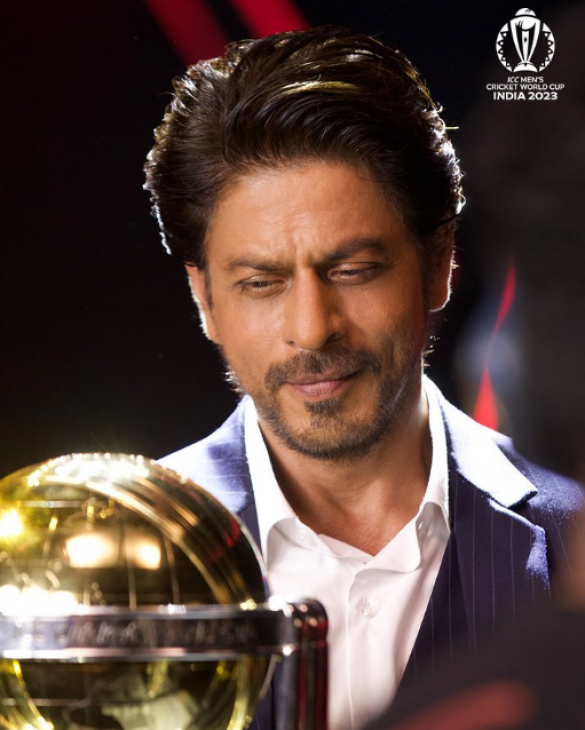 ICC's Twitter Explodes as Shah Rukh Khan Graces the ODI World Cup Trophy