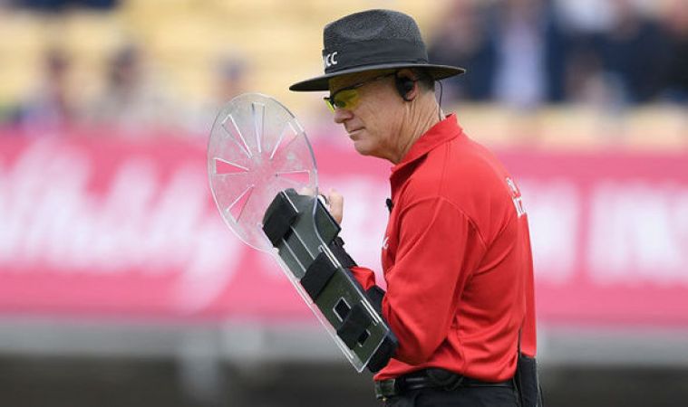 5 Gadget used by umpires in the IPL