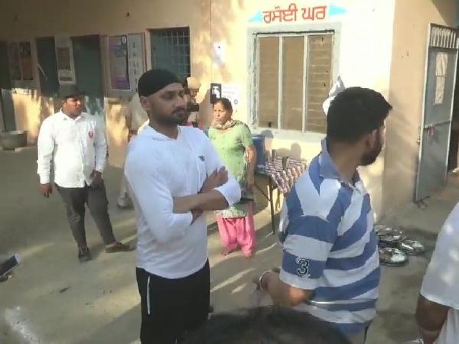 Harbhajan Singh casts his vote in Jalandhar