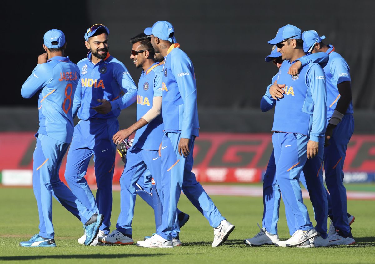 Fans cheer Team India with Indian Cricket Team themed Cake!