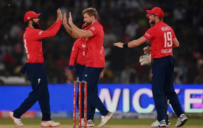 England easily defeated Pakistan in the T20 international series finale by a score of 67 runs.