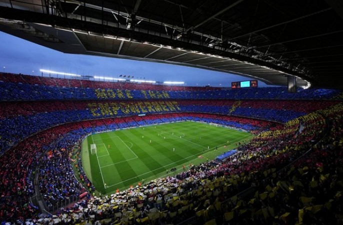 Huge crowd gathers during women's match at Barcelona's home stadium