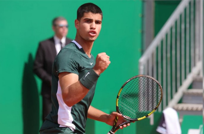 Carlos Alcaraz made it to the semi-finals by defeating top seed Tsitsipas at the Barcelona Open