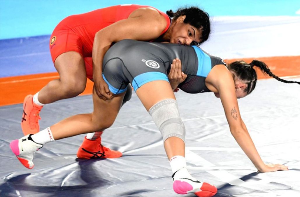 Sakshi Malik beats opponent in wrestling, India's daughter creates history