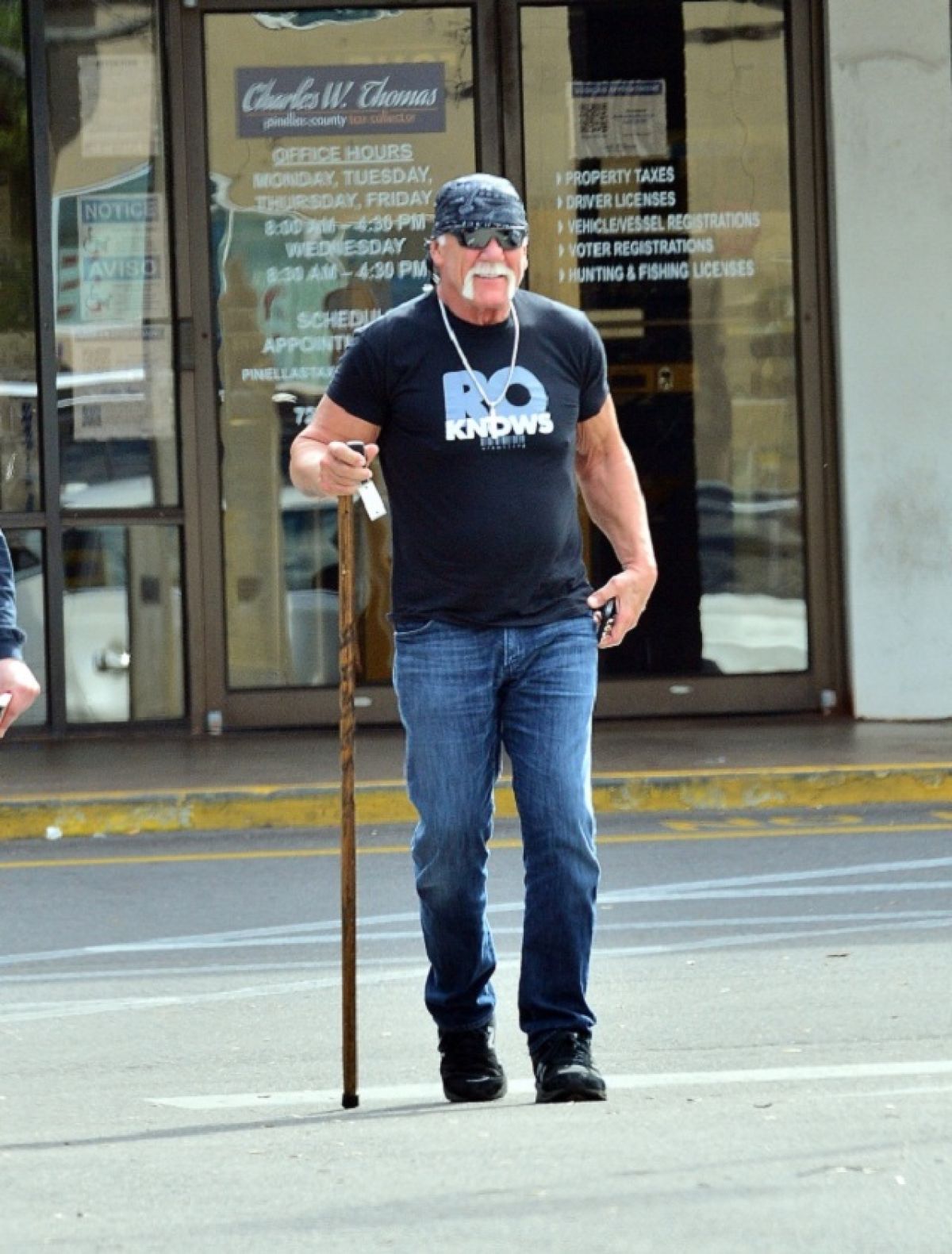 'उनकी टांगों में जान नहीं है'- लाठी सहारे चलते दिखाई दिए मशहूर WWE रैसलर