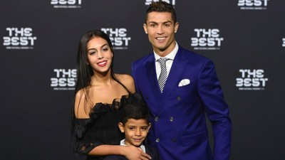 Ronaldo's girlfriend steals music award show with her performance