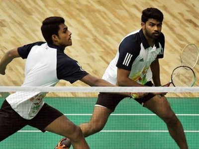 Una players' great performance in Veteran Badminton competition, stay on top