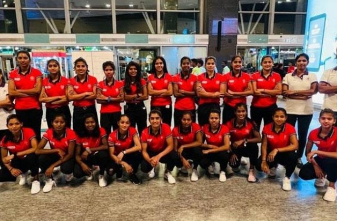 हॉकी : दक्षिण अफ्रीका दौरे पर रवाना हुई भारत की जूनियर महिला टीम