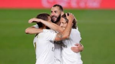 Real Madrid defeated Valencia 3–0, Barcelona retained title fight