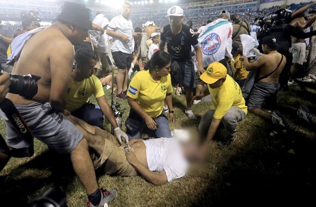 फुटबॉल मैदान में अचानक मची भगदड़, कई लोग हुए चोटिल