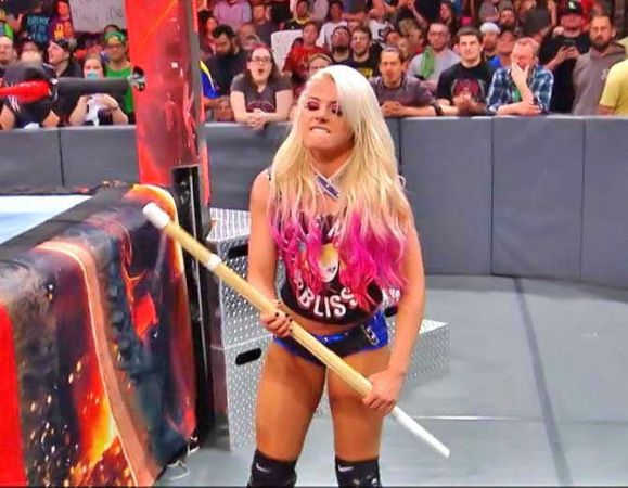 WWE : मैच जीतने के बाद भी शांत नहीं हुआ आक्रोश, डंडे से पीटा