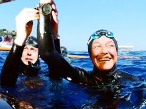इटली की महिला ने बनाया समुद्र में विश्व रिकार्ड