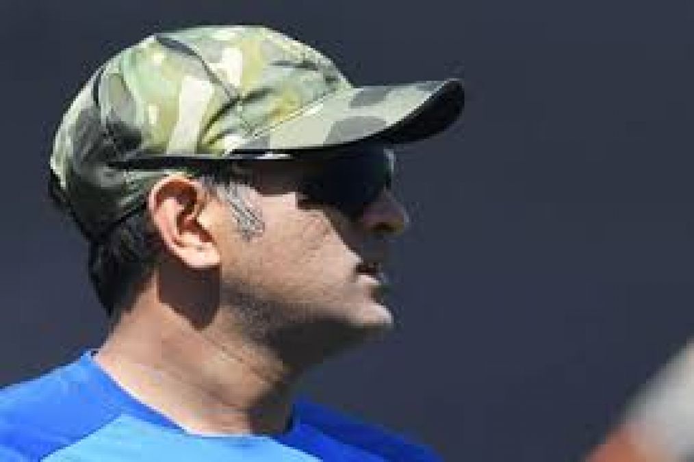 Dhoni seen wearing sacrifice badge on cap in US, gave this gift to fan
