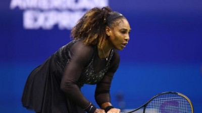 With a victory in the US Open first round, Serena Williams delays retirement.