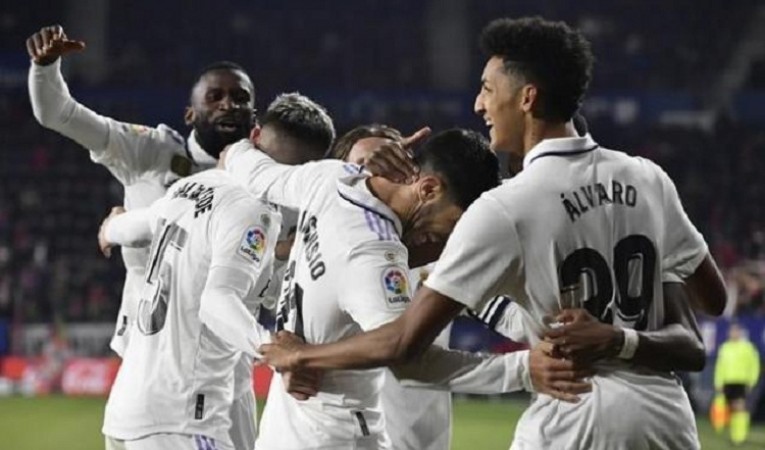 Vinicius switches to a playmaker as Madrid wins 2-0
