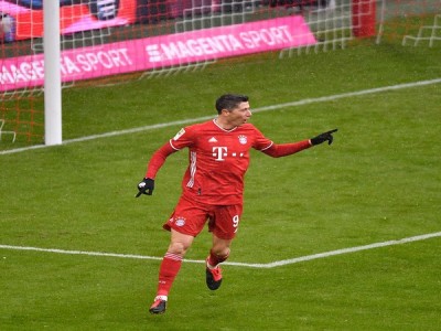 Lewandowski breaks Bundesliga goals record as Bayern Munich defeat Freiburg