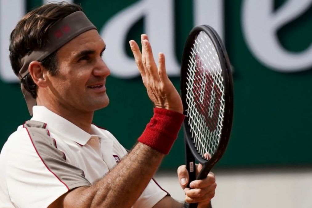 Fan paints bedsheet ‘Federer forever’ for Tennis Legend Roger Federer