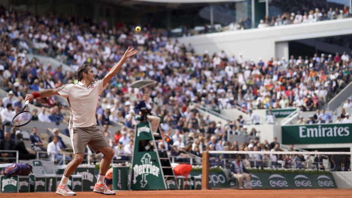 Fan paints bedsheet ‘Federer forever’ for Tennis Legend Roger Federer