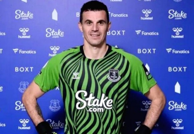 Everton joins goalkeeper Eldin Jakupovic