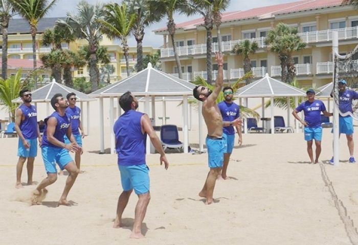 टीम इंडिया ने समुद्र किनारे खेला Volleyball