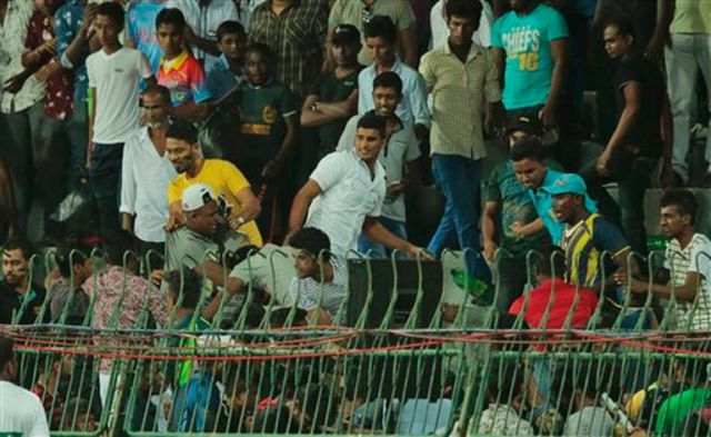 श्रीलंका-पाकिस्तान मैच के दौरान पत्‍थरबाजी, रोकना पड़ा खेल