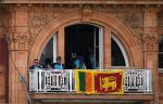 गलत फैसले के विरोध में श्रीलंकाई टीम ने तोड़ा नियम, लहराया झंडा