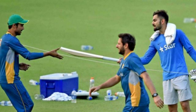 पाकिस्तान के तेज गेंदबाज ने बताया कोहली को बेस्ट बल्लेबाज