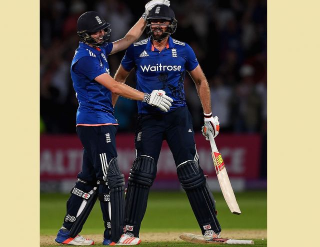 इंग्लैंड vs श्रीलंका : रोमांचक मैच में आखिरी गेंद पर सिक्स से टाई हुआ वनडे